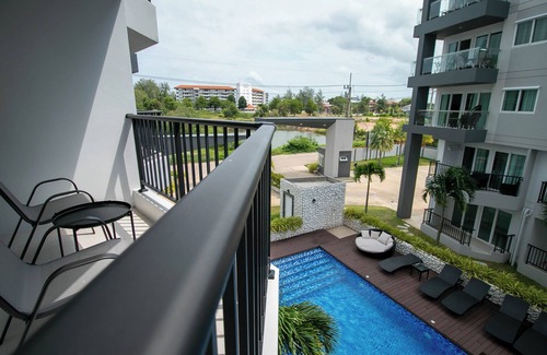 Kram Condo | Pool view 1 bdrm, High speed Wi-Fi near the beach