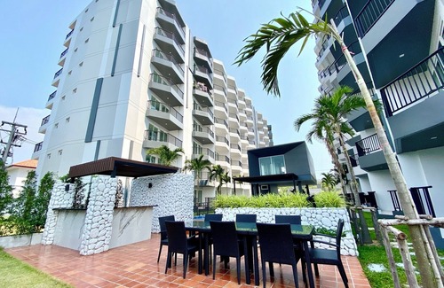 Kram Condo | Pool view 1 bdrm/Kitchen/AC/Wi-Fi/near the beach