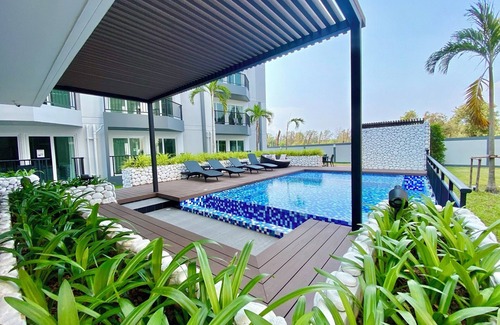 Rayong Condo | Pool view balcony 1 bdrm, modern style w Wi-Fi and AC near the beach