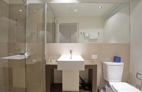 Torquay Apartment | Pool View Hotel Room