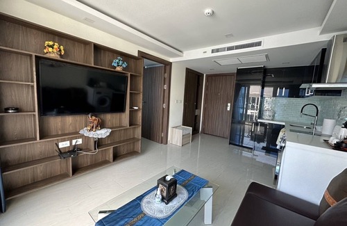 Central Pattaya Condo | Pool View Luxury Business Suite F7 in Grand Avenue by Pattaya City Estates