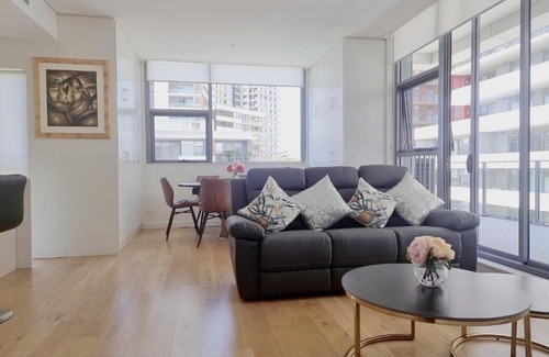 Macquarie Park Apartment | Pool View of Marquarie Park Paradise