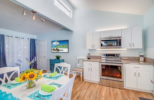 Siesta Key Hotel | POOL VIEW Walk to beach King bed Pool Daily Rentals