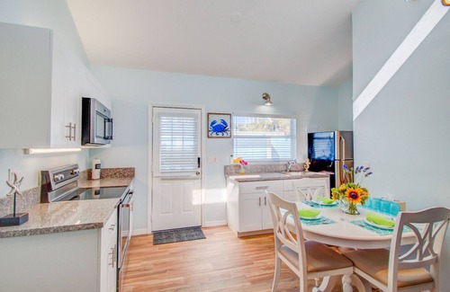 Siesta Key Hotel | POOL VIEW Walk to beach King bed Pool Daily Rentals