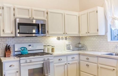 Columbia House | Pool (w/opt. fence) + 4BR + En Route to Lassen