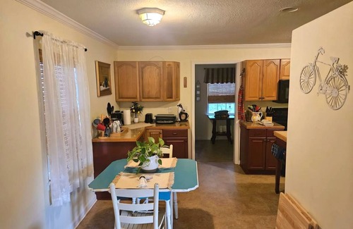 St. Marys House | Pool/Walk to Ferry/Pet Friendly/Fenced In Yardn