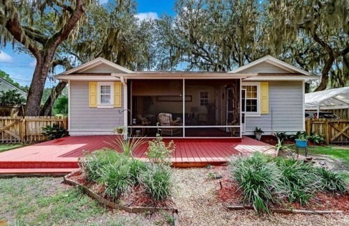 St. Marys House | Pool/Walk to Ferry/Pet Friendly/Fenced In Yardn