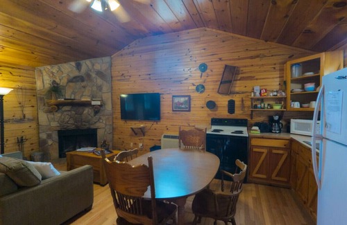 Eureka Springs Cabin | Pool+Wifi+Deck+3mi to Downtown Wild Plum Cabin#2