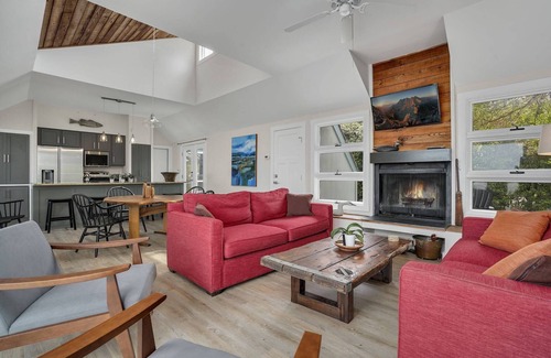 Chincoteague House | Poole's Cove - Waterfront; Main Street!