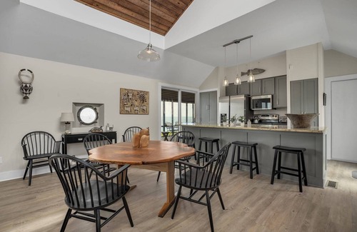 Chincoteague House | Poole's Cove - Waterfront; Main Street!