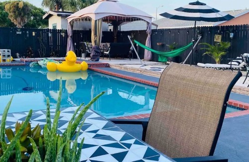 Brandon House | PoolHouse@CabanaClub907, Sleeps 9/fur babies welcomed