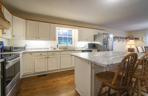 Helen Cabin | Poolside Escape - Luxurious Home w/Private Pool/Hot Tub & Game Room in Downtown