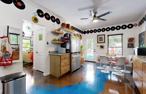 Muscle Shoals Apartment | Poolside guest house with ping pong & washer/dryer near Tennessee River