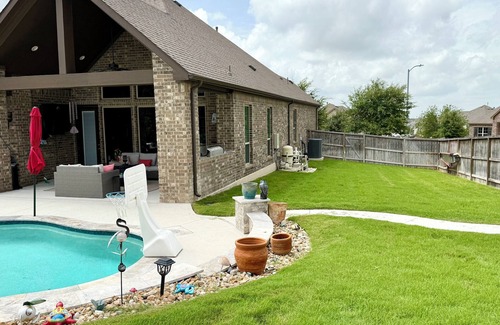 San Antonio House | Poolside Home in delightful San Antonio