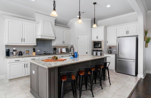 Hewitt House | Poolside Noble House Close to Magnolia & Baylor!
