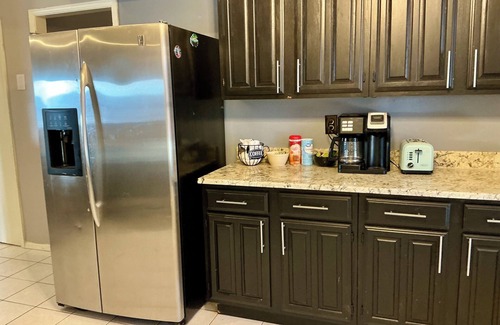 The Colony House | Poolside Oasis + Stunning Aquarium | Pets Welcome