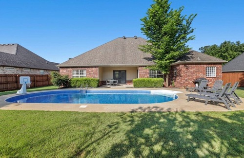 Bentonville House | Poolside Place - Game Room - MTB-Friendly