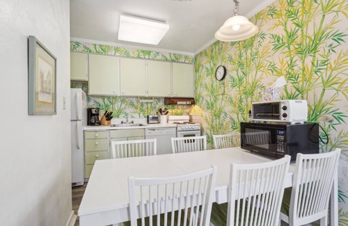 Northeast Virginia Beach Condo | Poolside Retreat | Walk to Beach