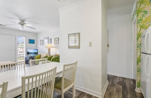 Northeast Virginia Beach Condo | Poolside Retreat | Walk to Beach