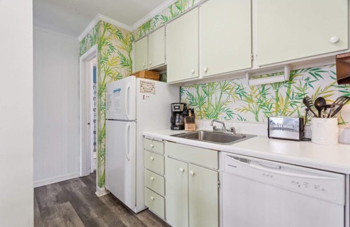 Northeast Virginia Beach Condo | Poolside Retreat | Walk to Beach