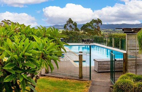 Matakana House | POOLSIDE SERENITY - T?WHARANUI PENINSULA HOLIDAY HOME in Matakana