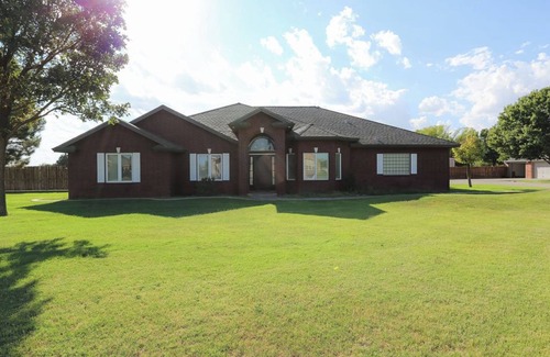 Wolfforth House | Poolside SW Vista Escape 6 Bedroom Just 20 Minutes to Tech