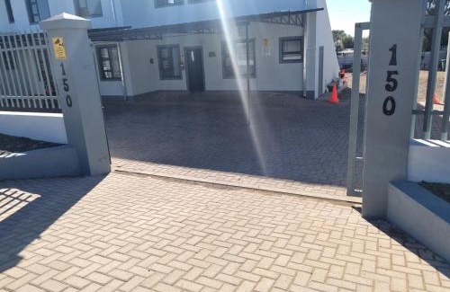 Keetmanshoop Apartment | Pooltjie's Self-catering Overnight
