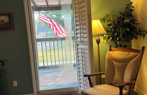 Mountain View Apartment | Pop & Grand's on the Square! Apartment with a balcony on the square