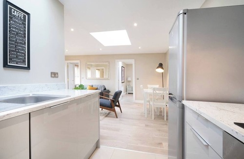 Belfast Apartment | Pop Hollywood/Hip 2bd Ap (Gold Short Term Stays)