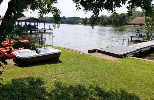 Carolyn Estates House | Pop's Lakefront Retreat. Remodeled clean and comfortable.