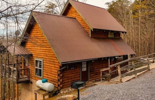 Townsend Cabin | Pop's Perch (2-Bedroom Cabin) - Pets Allowed by RedAwning
