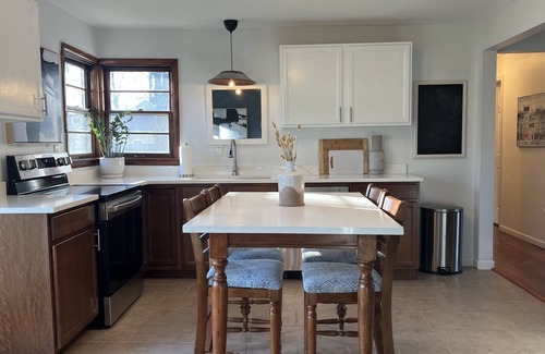 Three Oaks House | Poplar Place - 3 BR - Hot Tub - Steps from Downtown