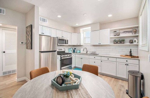 Aksarben - Elmwood Park Apartment | Poppleton Place - Central Omaha, Zoo, CHI Nearby