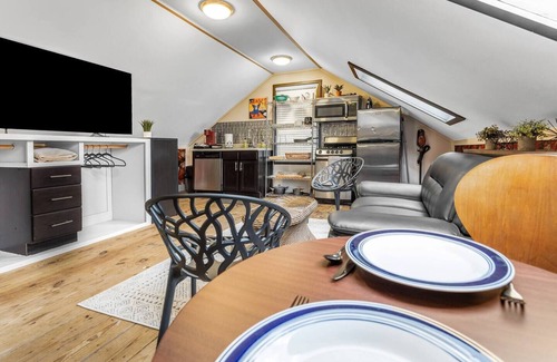 College Station Apartment | Poppy: Quirky, Walk to A&M, Comfy King Bed, Fun Space
