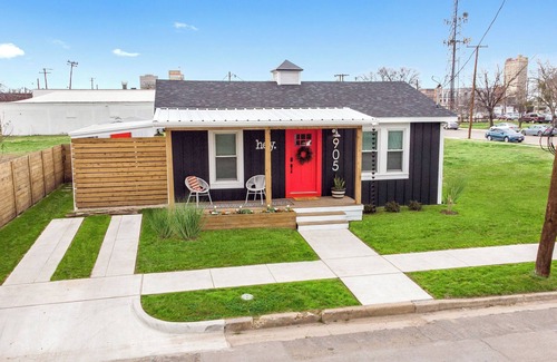 Brazos House | Poppy & Rye Cottage; one block from Magnolia, walkable to everything!