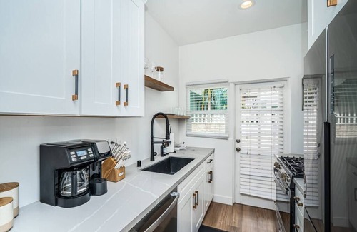 Coronado House | Poppy Suite – Walk to Food, Shops & Ferry Landing