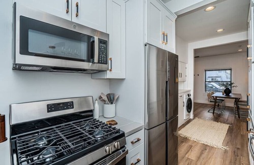 Coronado House | Poppy Suite – Walk to Food, Shops & Ferry Landing