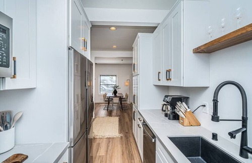 Coronado House | Poppy Suite – Walk to Food, Shops & Ferry Landing