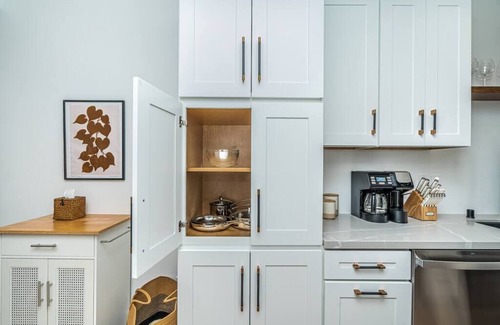 Coronado House | Poppy Suite – Walk to Food, Shops & Ferry Landing