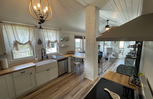 Fairhope Cottage | Pop’s Country House by the Bay…LOCATION Walk to the Pier and Downtown Fairhope!