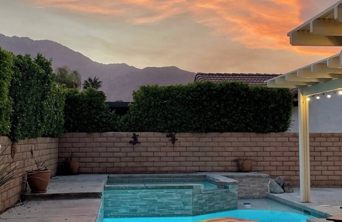 Desert Park Estates House | Popsicle Paradise Relax in Famous Racquet Club Estates. 10 min Ride to Downtown