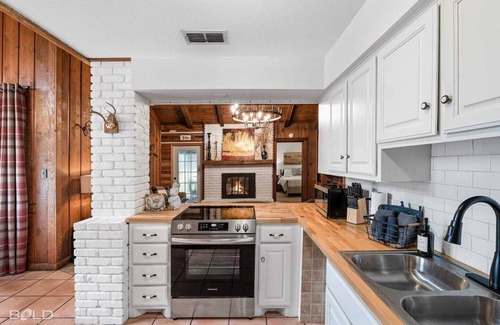 Uncertain House | Popular & Available -Cedar Wood Lodge w/Kayaks & Canoes, Outdoor Dining