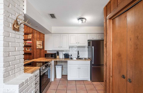 Uncertain House | Popular & Available -Cedar Wood Lodge w/Kayaks & Canoes, Outdoor Dining