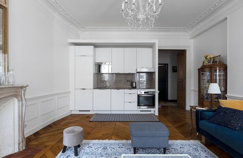 Quartier de l'Ecole-Militaire Apartment | Porcelain Pelouse, by Veeve