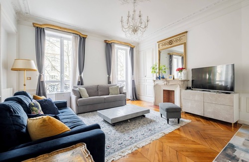 Quartier de l'Ecole-Militaire Apartment | Porcelain Pelouse, by Veeve