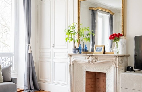 Quartier de l'Ecole-Militaire Apartment | Porcelain Pelouse, by Veeve