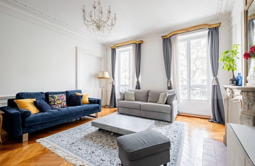 Quartier de l'Ecole-Militaire Apartment | Porcelain Pelouse, by Veeve
