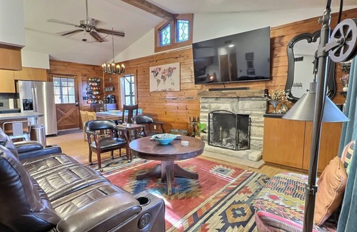 Leander Cabin | Porches *Cozy Log Cabin* neasy walk to Lake Travis