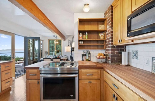 Suquamish House | Porpoise Paradise Waterfront Home w Beach/Hot Tub