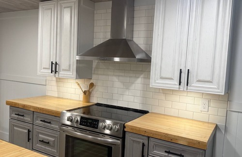 Gypsum House | Port Clinton 3BR Retreat A/C, Dining In & Out, Near Cedar Point & Islands